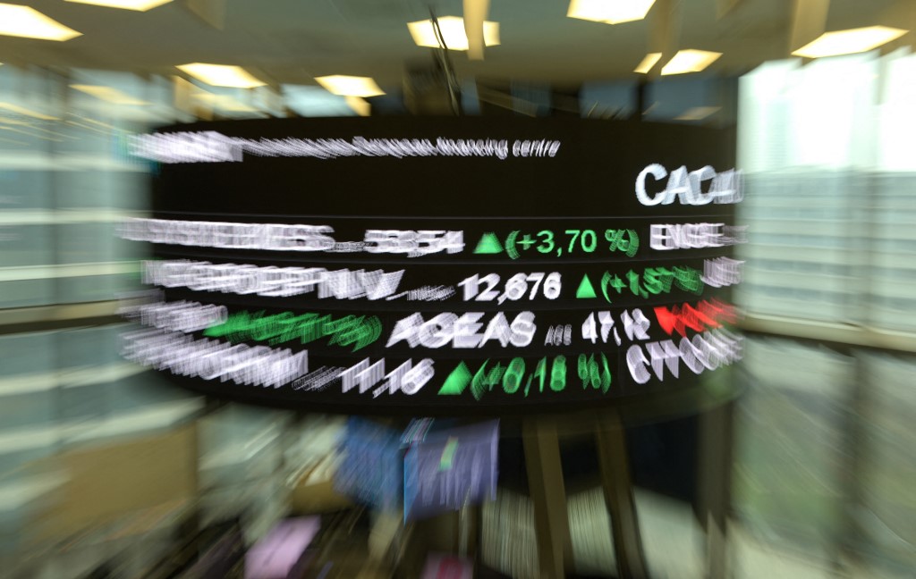 Une photo prise le 7 décembre 2021 dans le quartier de La Défense, près de Paris, montre des téléscripteurs d'actions affichés au siège de la bourse paneuropéenne Euronext. (AFP).