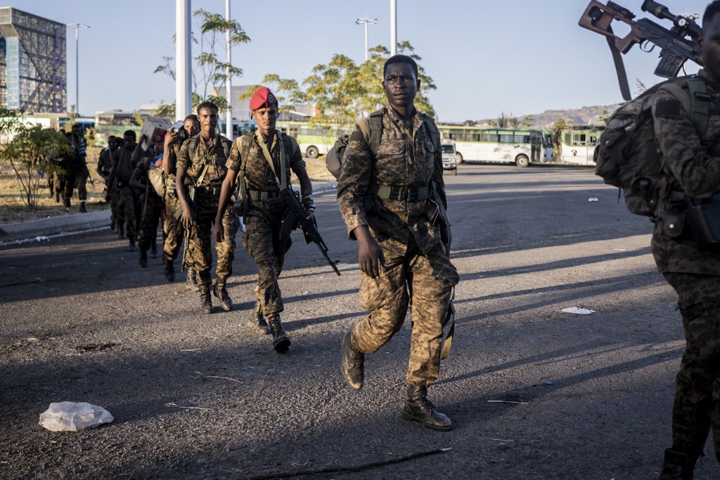 Des soldats de la Force de défense nationale éthiopienne (ENDF) marchent dans les rues de Kombolcha, en Éthiopie, le 11 décembre 2021. (AFP).