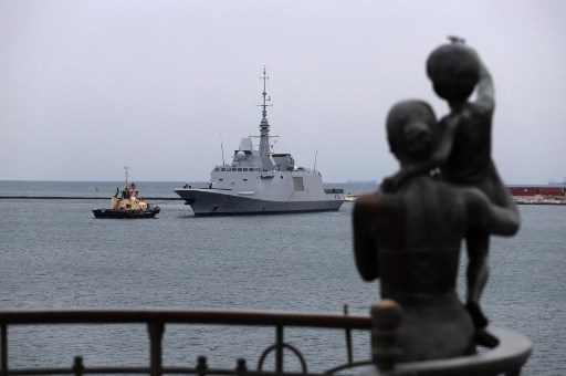 La frégate multi-missions française (FREMM) Auvergne D654 navigue dans la baie de la ville ukrainienne d'Odessa en mer Noire le 24 décembre 2021. L'Auvergne D654, qui est le navire le plus moderne de la marine française, est le dixième navire de l'OTAN à visiter Odessa au cours de cette année. (Oleksandr Gimanov / AFP)