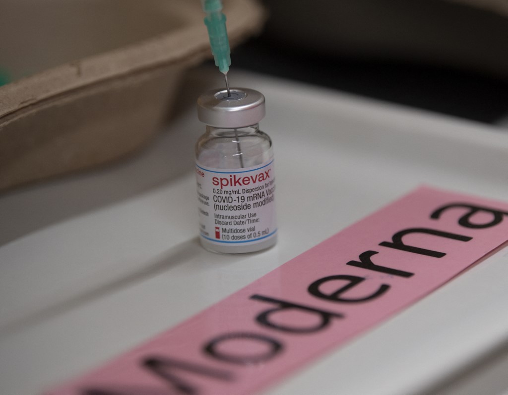 Moderna se lance à l'assaut de virus négligés, appelle à la coopération mondiale