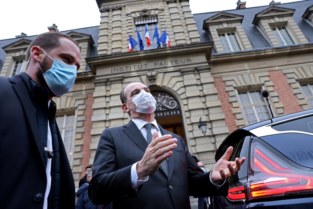 Le Premier ministre français Jean Castex ( à droite) au quartier général de l'Institut Pasteur. (AFP).