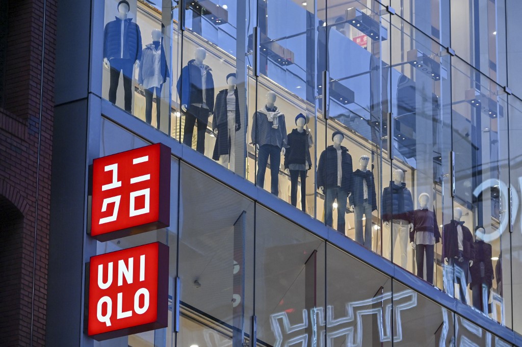 Cette photo montre un magasin Uniqlo exploité par Japan's Fast Retailing à Tokyo le 13 janvier 2022 (AFP)