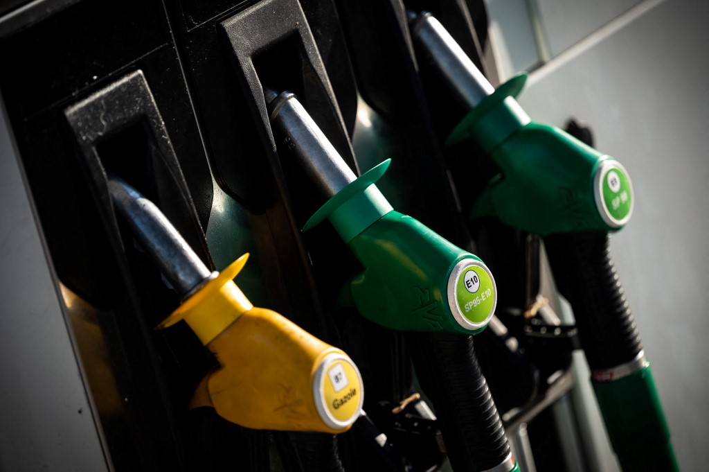 Une photo montrant des pistolets à essence dans une station-service à Montgiscard, dans le sud-ouest de la France, alors que les prix du pétrole sont au plus haut en France depuis 2014. (AFP).