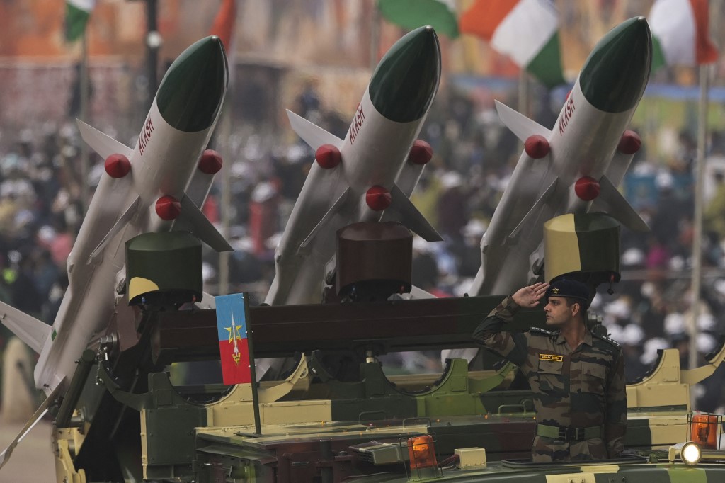Un soldat à côté d'un système de missiles Akash lors du défilé de la 73e Journée de la République de l'Inde au Rajpath à New Delhi, en janvier 2022. (AFP).