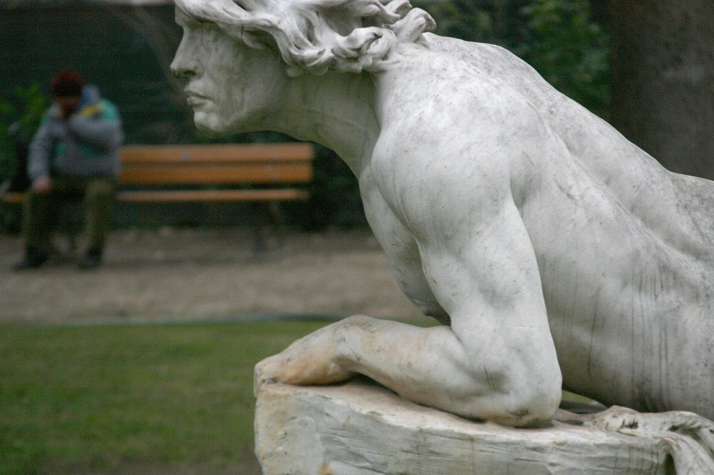 Une photo prise le 31 janvier 2007 montrant une statue de l'hôpital psychiatrique Sainte-Anne à Paris. (AFP)
