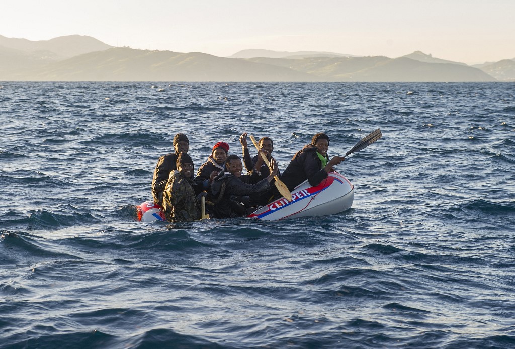 Photo prise en 2012 de candidats à l'immigration subsaharienne interceptés par les services d'urgence espagnols et la marine marocaine à travers le détroit de Gibraltar. (AFP).