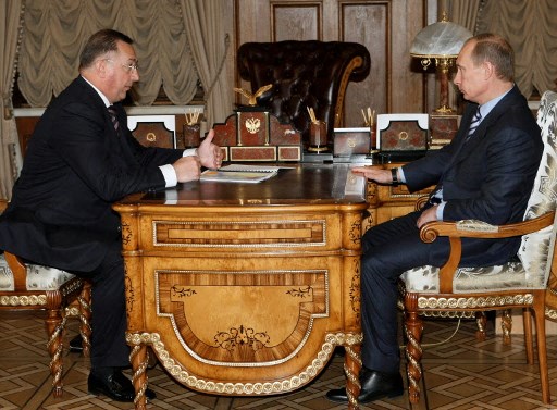 Une photo prise le 12 novembre 2008 montre le Premier ministre russe Vladimir Poutine (à droite) s'entretenant avec le président de la compagnie pétrolière Transneft Nikolai Tokarev (à gauche) à Moscou. Les deux hommes ont discuté de la gestion des actifs énergétiques stratégiques du pays. (Alexey Nikolsky / Ria Novosti / AFP)