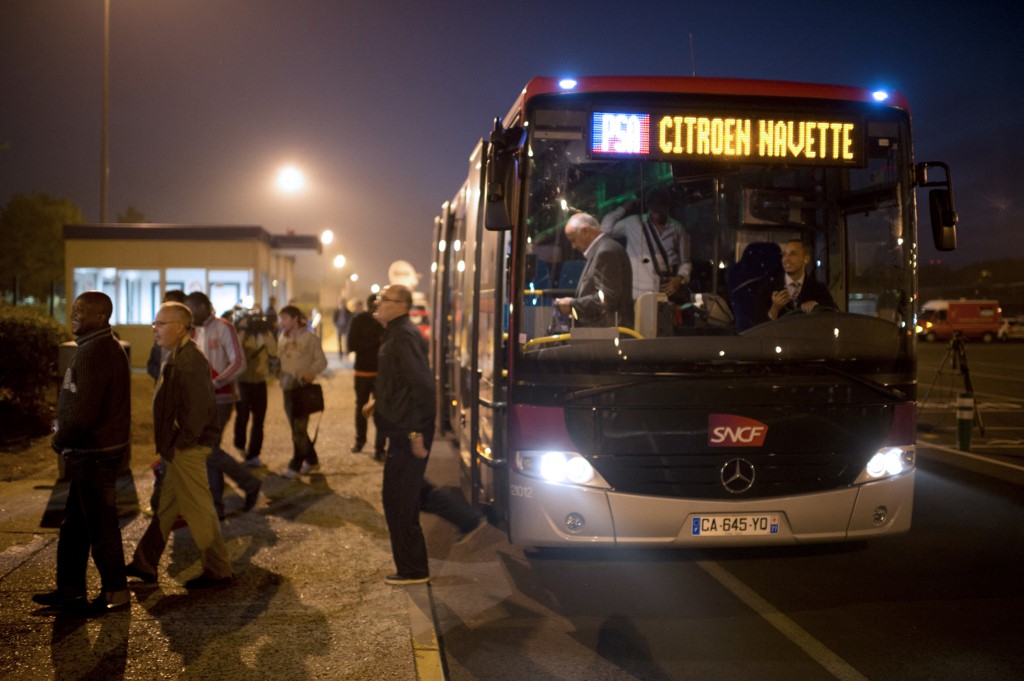 Des ouvriers descendent d'un bus sur à Aulnay-sous-Bois, en région parisienne, le 4 septembre 2012. (AFP).