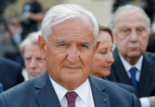 Présidentielle: Raffarin apporte son soutien à Macron, Taubira se retire