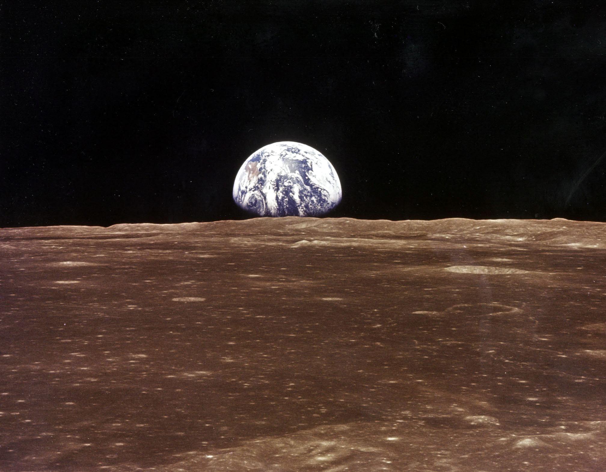 Les premières photos prises sur la Lune aux enchères au Danemark
