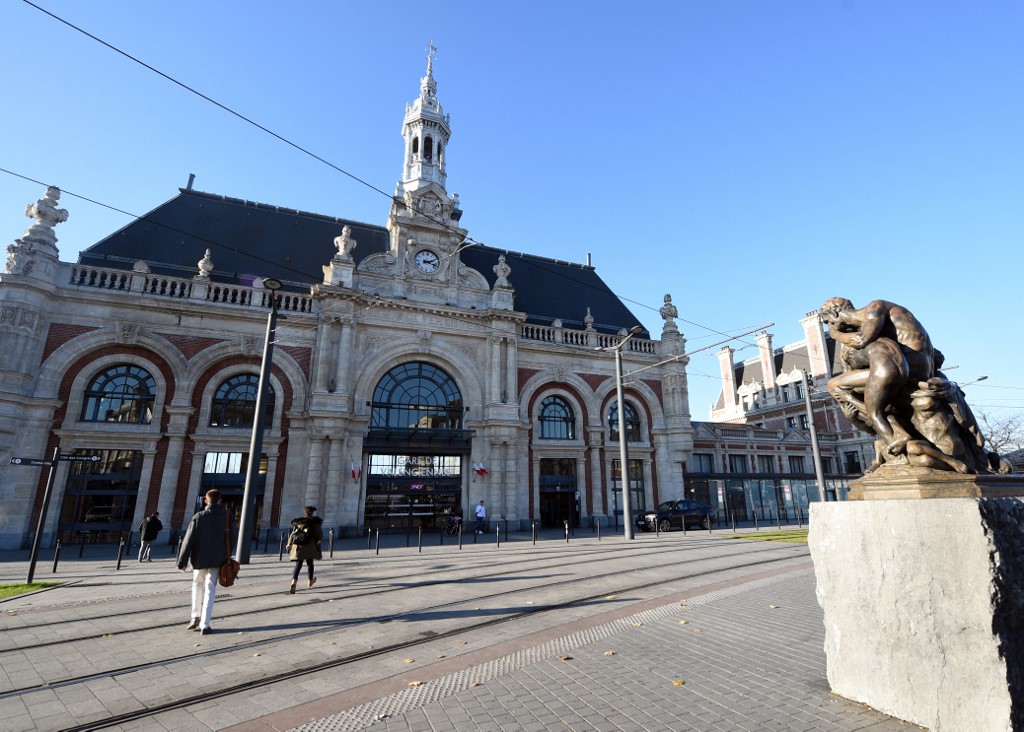 Des personnes traversent La Place de la Gare de Valenciennes ("Valenciennes Train Station Plaza") le 22 novembre 2017 à Valenciennes, dans le nord de la France. (AFP).