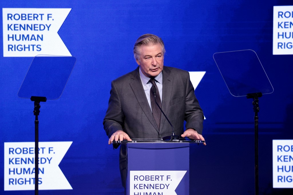 Tir mortel sur un tournage: Alec Baldwin a voulu finir le film après le drame