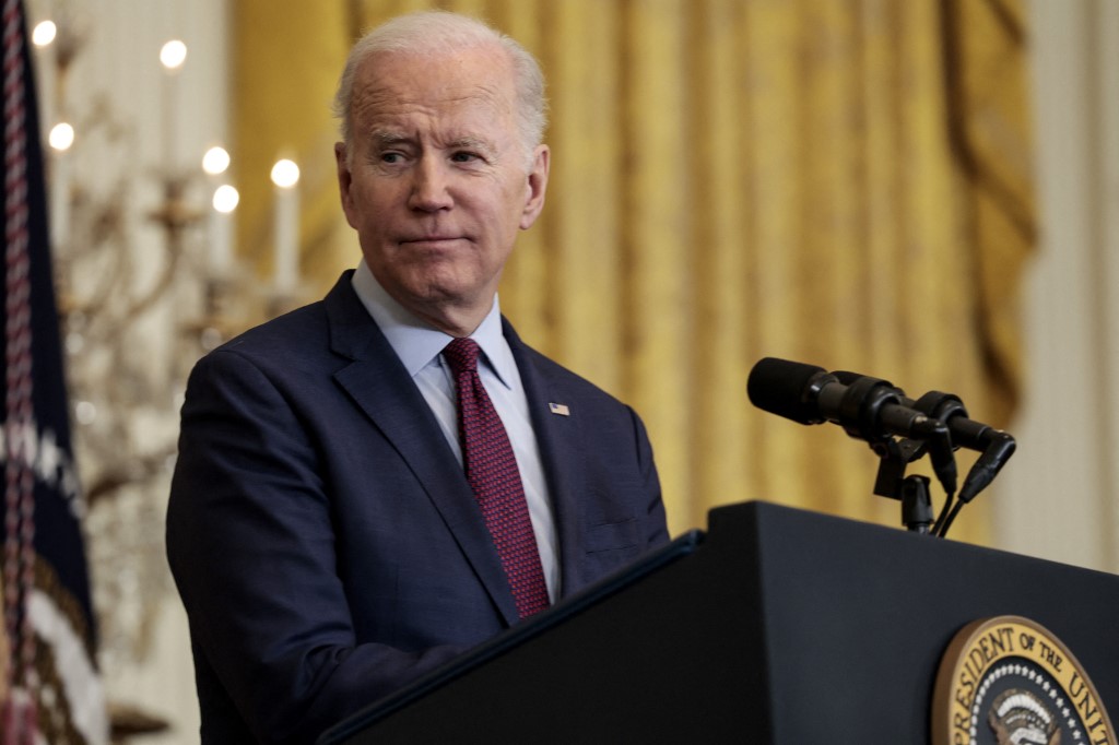 Des élus du Congrès américain exhortent Biden à interdire l'achat de pétrole russe