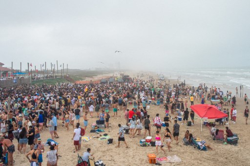 Des étudiants font la fête pendant les traditionnelles vacances de printemps de South Padre au Clayton's Beach Bar le 17 mars 2022 à South Padre Island, Texas. L'île du sud du Texas est l'une des principales destinations des vacances de printemps au Texas et attire des étudiants de tout le pays. (Brandon Bell/Getty Images/AFP)