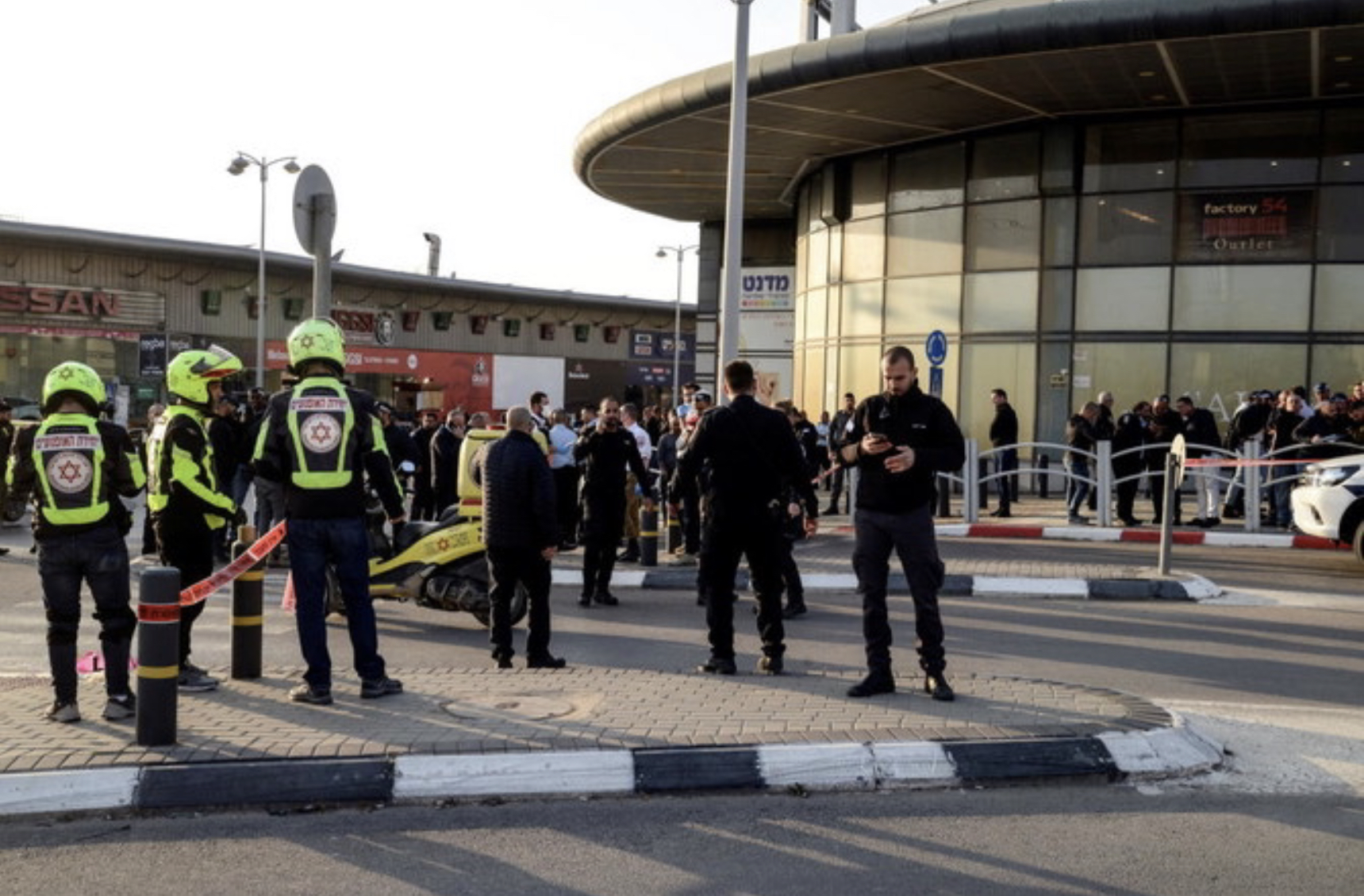 Quatre morts dans une attaque au couteau et à la voiture bélier en Israël