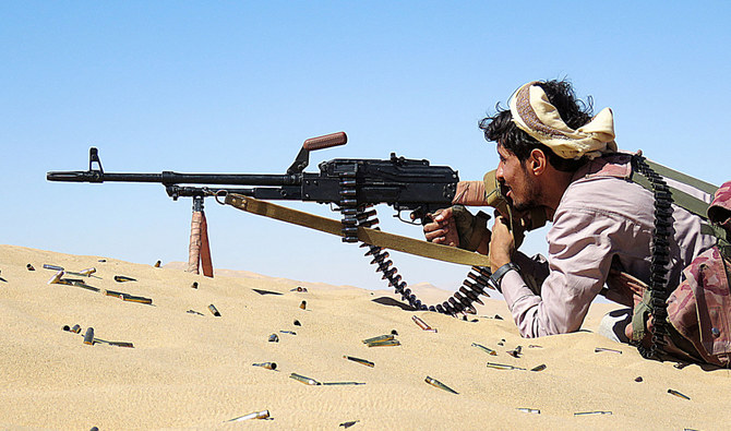 n combattant yéménite progouvernement s’apprêter à tirer, lors de combats contre les Houthis sur la ligne de front d’Al-Jawba, au sud de Marib. (AFP)