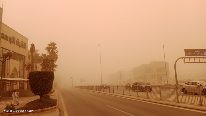 Une énorme tempête de sable enveloppe Riyad