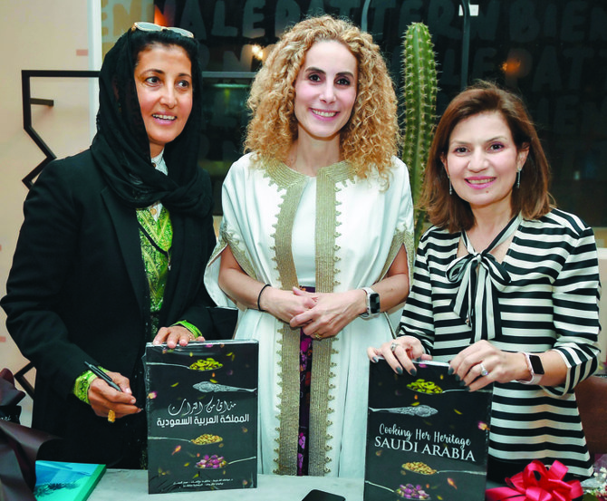 Trois des auteures lors du lancement du recueil « Cooking Her Heritage, Saudi Arabia », dans le cadre de la Fondation de la Biennale d'art de Diriyah (fournie)