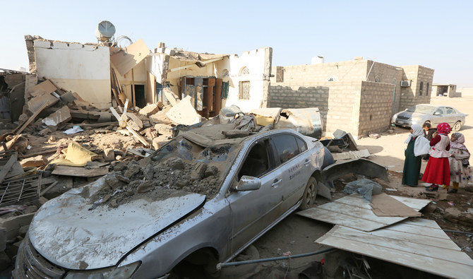 Des jeunes filles sur le site d'une attaque au missile balistique des Houthis au Yémen, où des responsables ont déclaré samedi que les Houthis intensifiaient leur opération visant à saisir les maisons, les terres et les biens des opposants qui contestent leur autorité. (Reuters)