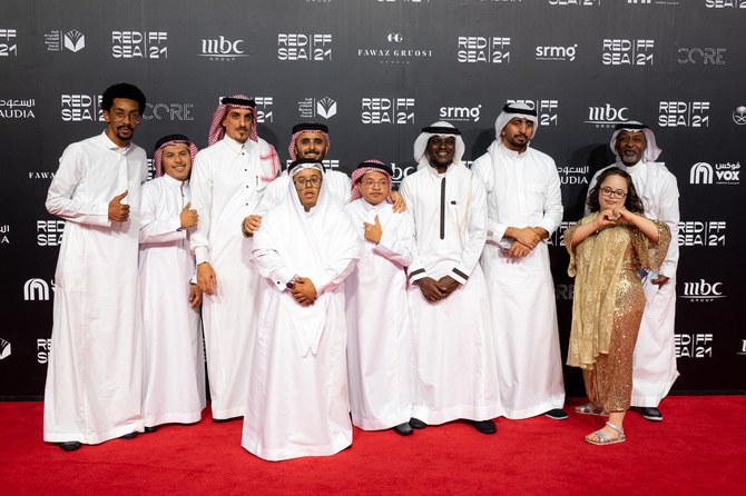 Des Saoudiens, jeunes et plus âgés, assistent au défilé sur le tapis rouge du Festival du film de la mer Rouge à Djeddah en décembre dernier. (Photo fournie)