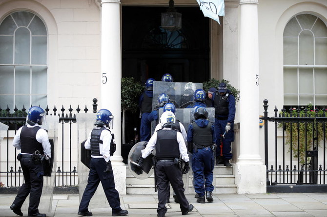 Des manifestants occupent l'hôtel particulier d'un oligarque russe à Londres