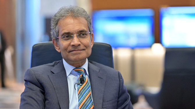 Paddy Padmanathan, PDG d'Acwa Power, avec Arab News à l’université des sciences et technologies du roi Abdallah (Kaust). (Photo AN)