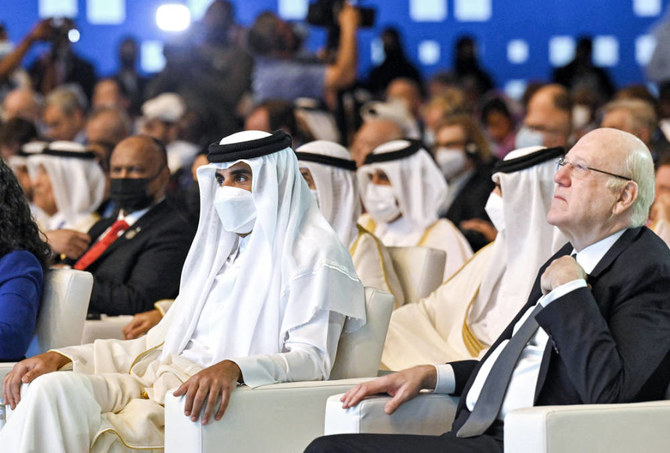Cette image fournie par le Forum de Doha montre l’émir du Qatar, cheikh Tamim ben Hamad al-Thani (à gauche) et le Premier ministre libanais, Najib Mikati, assistant au forum de Doha dans la capitale qatarie, le 26 mars 2022. (AFP)
