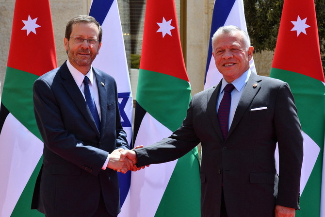 Le président israélien Isaac Herzog serre la main du roi Abdallah II de Jordanie lors d'une visite diplomatique à Amman, en Jordanie, le 30 mars 2022. (Reuters)
