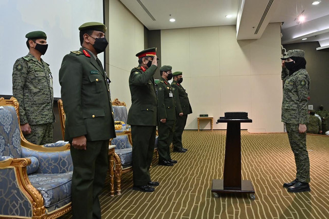 Le dernier groupe de cadettes saoudiennes est diplômé après un cours de formation militaire