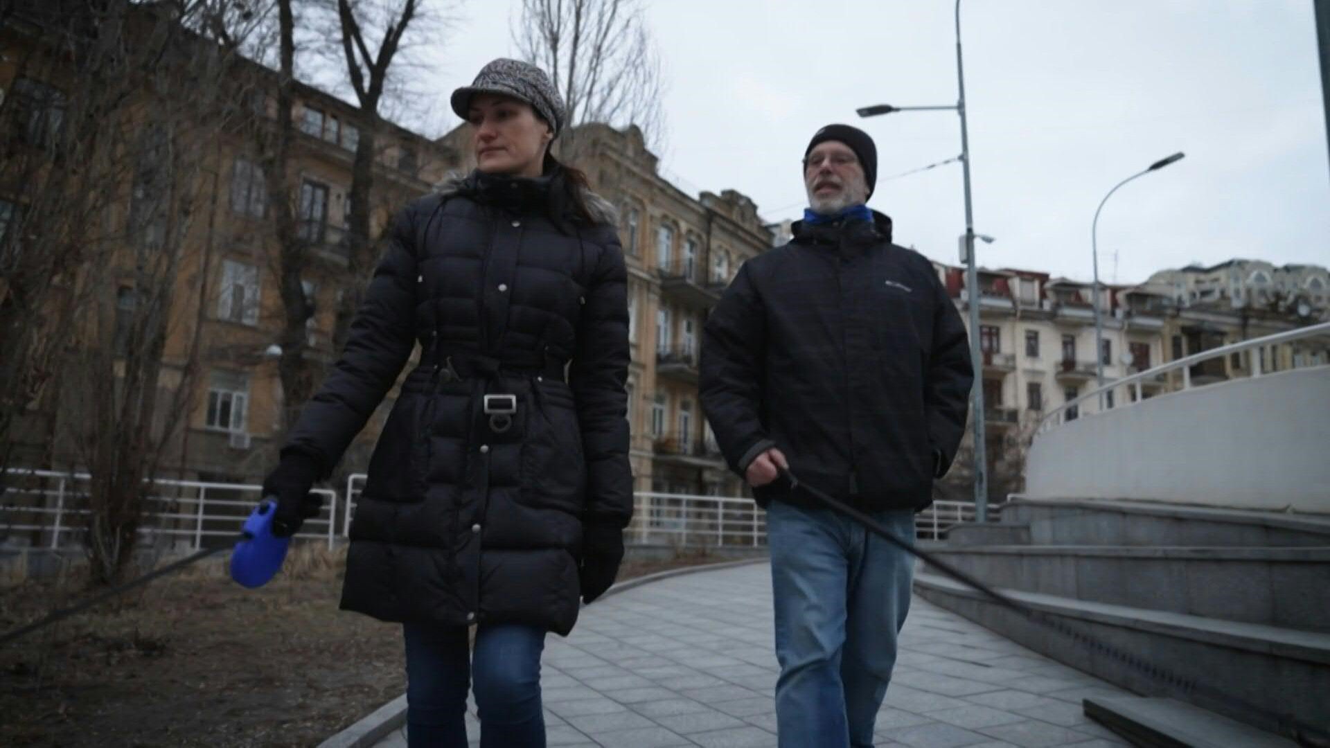 «C'est chez nous»: John et Natasha, deux Américains décidés à rester dans Kiev bombardée