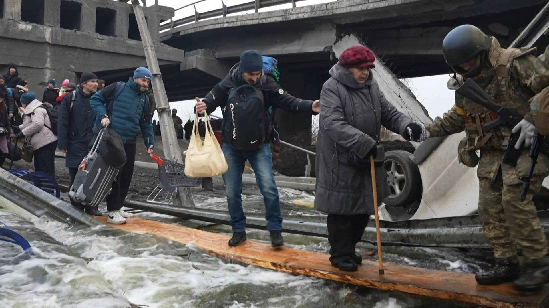 A Irpin, pas de corridor humanitaire mais une planche de bois pour seul salut