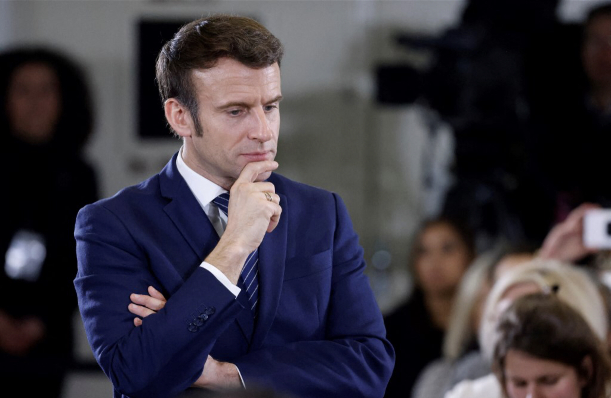 Présidentielle: Macron en campagne face à 11 candidats, en plein conflit en Ukraine