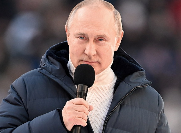 Malgré la guerre, Poutine fait une démonstration de force dans un stade de Moscou