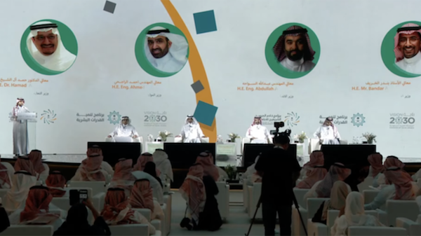 Lors d’une conférence de presse tenue à Riyad, le Programme de développement des capacités humaines du Royaume a annoncé les détails de la stratégie du Programme de bourses du Gardien des deux Saintes Mosquées qui a pour objectif de financer les études de 70 000 étudiants à l’étranger d’ici à 2030. (Photo fournie)