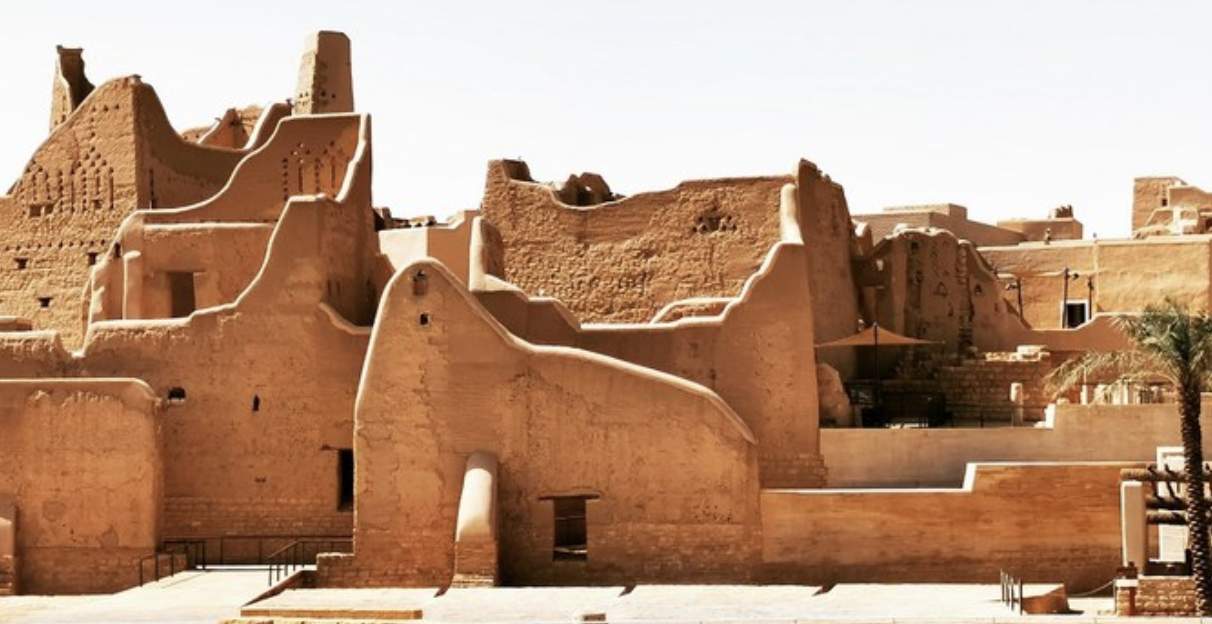 Après Milan et Dubaï, Giorgio Armani devrait ouvrir son troisième hôtel à Diriyah, en Arabie saoudite