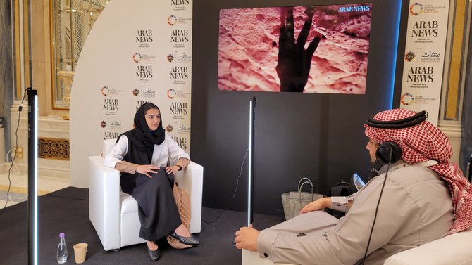 Shahad Geoffrey, cofondatrice de Taffi, à gauche, lors d'une interview avec Arab News au GEC à Riyadh, dimanche. Crédits: Photo AN