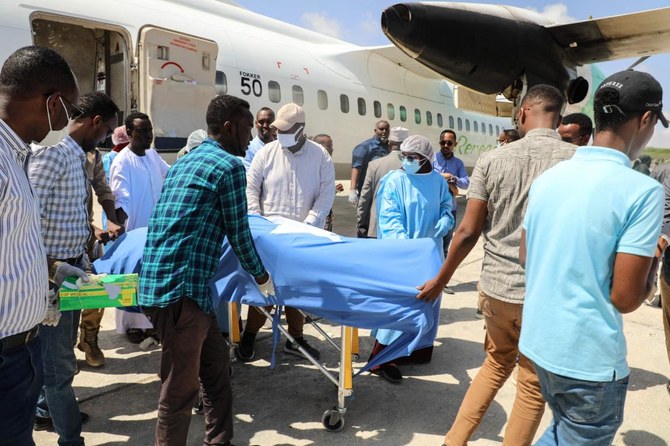Le corps de la députée Amina Mohamed Abdi arrive à l'aéroport international Aden Adde en provenance de Beledweyne, à Mogadiscio, en Somalie, le 24 mars 2022. (AFP)