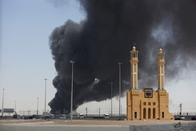 De la fumée s'échappe d'une installation de stockage de pétrole de Saudi Aramco après une attaque à Djeddah, en Arabie saoudite, le 26 mars 2022. (Reuters)