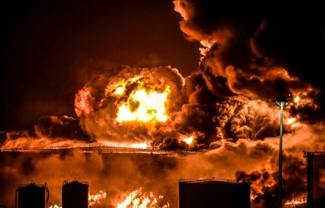 De la fumée et des flammes s'élèvent d'une installation pétrolière de Saudi Aramco dans la ville côtière de Jeddah, sur la mer Rouge, en Arabie saoudite. (AFP)