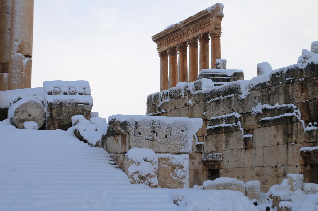 La neige recouvre le site historique romain de Baalbek dans l'est de la vallée de la Bekaa au Liban, après une chute de neige pendant la nuit du 27 janvier 2022 (Photo, AFP).