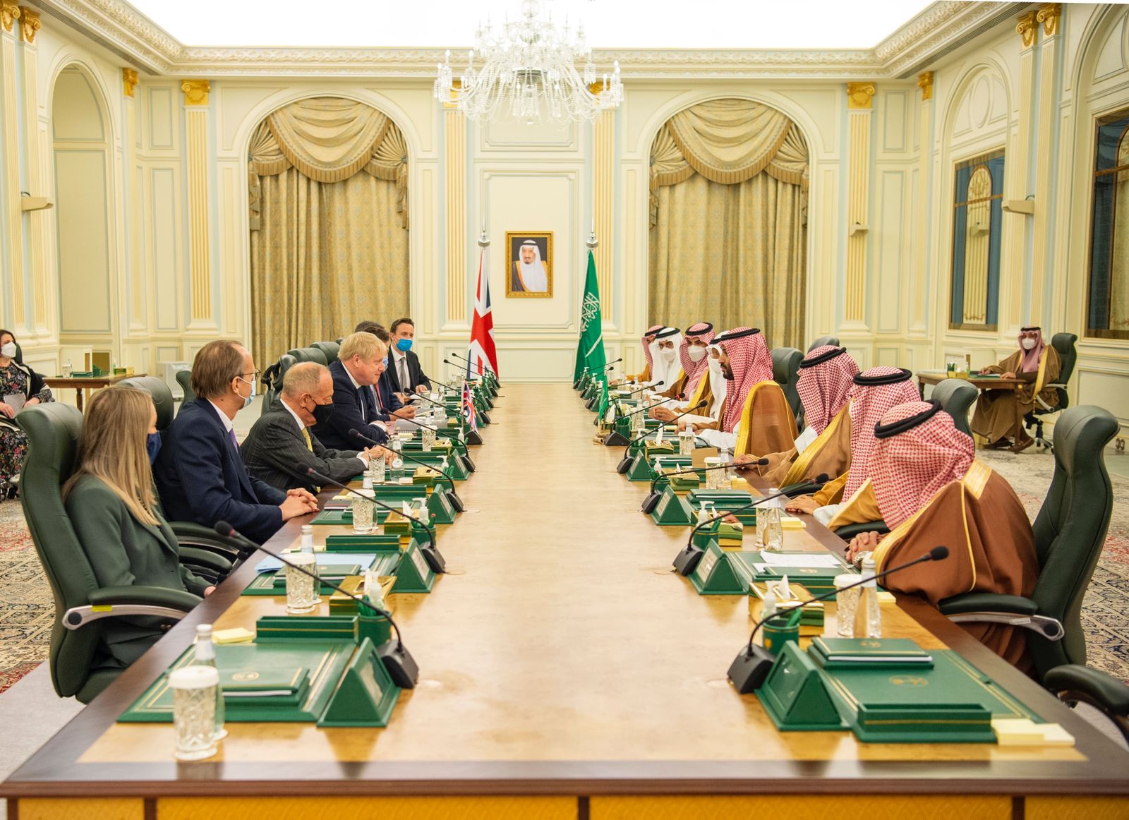 Le prince héritier saoudien, Mohammed ben Salmane, et le Premier ministre britannique, Boris Johnson, participent à une réunion du Conseil de partenariat stratégique entre l’Arabie saoudite et le Royaume-Uni. (SPA)