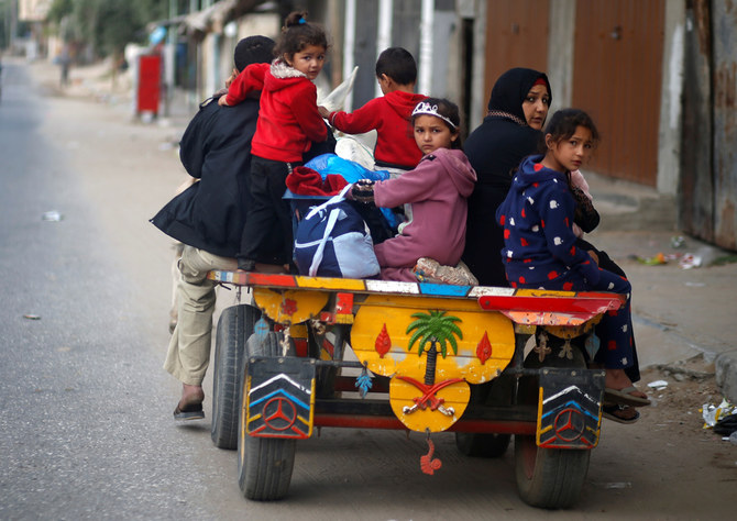 Une famille palestinienne déplacée durant les frappes aériennes et les tirs d’artillerie israéliens, au nord de Gaza, le 14 mai 2021 (Reuters)