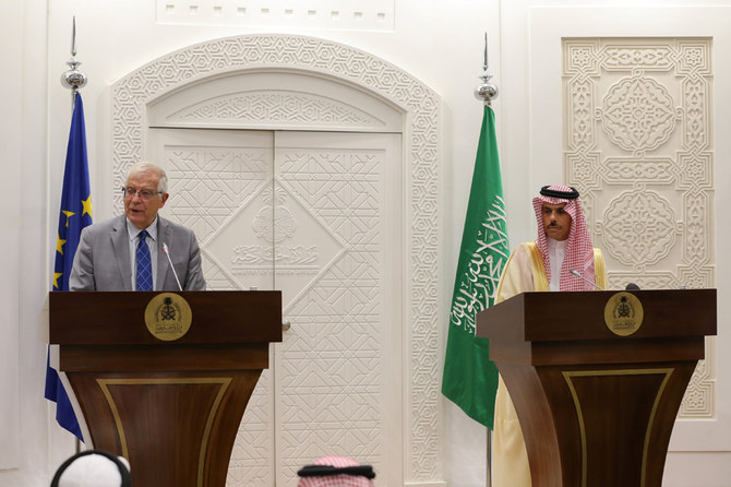 Le haut représentant de l’Union européenne pour les affaires étrangères, Josep Borrell, et le ministre saoudien des Affaires étrangères, le prince Faisal ben Farhane, tiennent une conférence de presse conjointe à Riyad, le 3 octobre 2021. (Reuters)