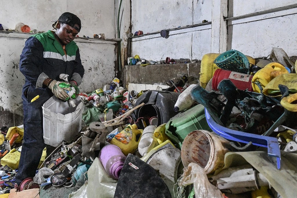 «Les déchets ont de la valeur»: au Kenya, le plastique devient brique