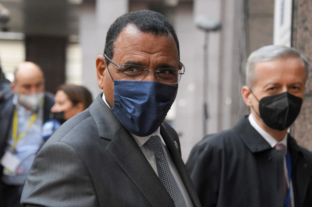 Le président du Niger, Mohamed Bazoum, arrive au premier jour du sommet de l'Union européenne (UE) et de l'Union africaine (UA) au bâtiment du Conseil européen à Bruxelles, le 17 février 2022. (AFP).