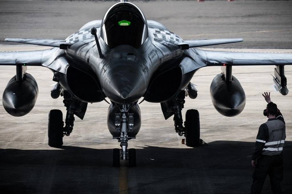 Athènes signe l'achat à la France de trois frégates et de six Rafale