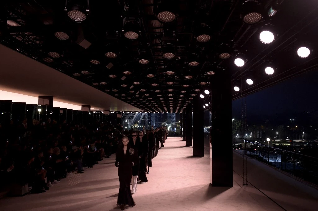 Mode à Paris: élégance tout en retenue chez Saint Laurent