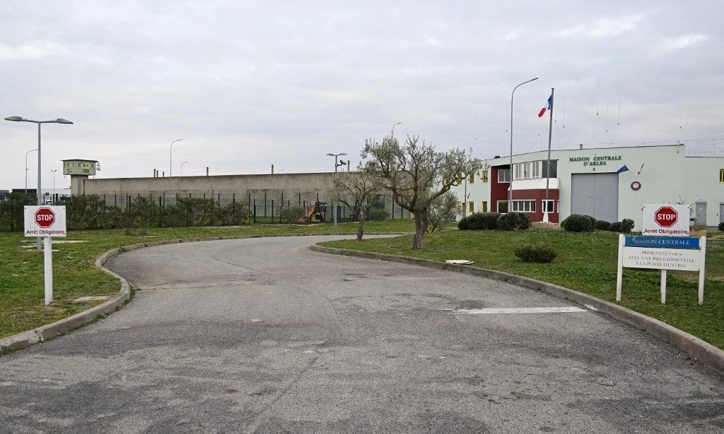 Le militant indépendantiste corse Yvan Colonna, condamné à la réclusion criminelle à perpétuité pour l'assassinat du préfet Claude Erignac en 1998, se trouvait mercredi entre la vie et la mort après son agression, dans la prison d'Arles par un codétenu condamné pour terrorisme (AFP)