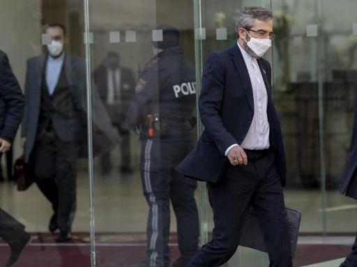 Le négociateur nucléaire en chef de l'Iran, Ali Bagheri Kani, quitte le Palais de Coburg, lieu du Plan d'action global conjoint (JCPOA), après sa rencontre avec le secrétaire général adjoint du Service européen pour l'action extérieure (SEAE) Enrique Mora à Vienne, le 11 mars 2022. (Joe Klamar/AFP)
