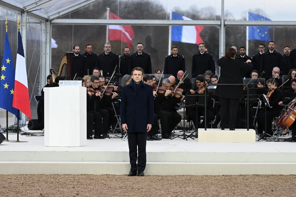 Le président français Emmanuel Macron assiste à une cérémonie de la Journée nationale et européenne en hommage aux victimes du terrorisme au domaine du Grand Trianon près du château de Versailles, au sud-ouest de Paris, le 11 mars 2022.(AFP)